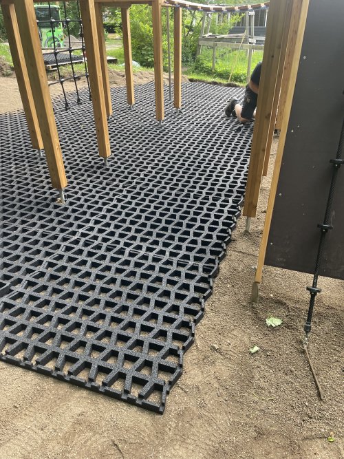 playnsafe_rubber_playground_fall_grass_mats_installation_on_playground_img_7607.jpg (138 KB)