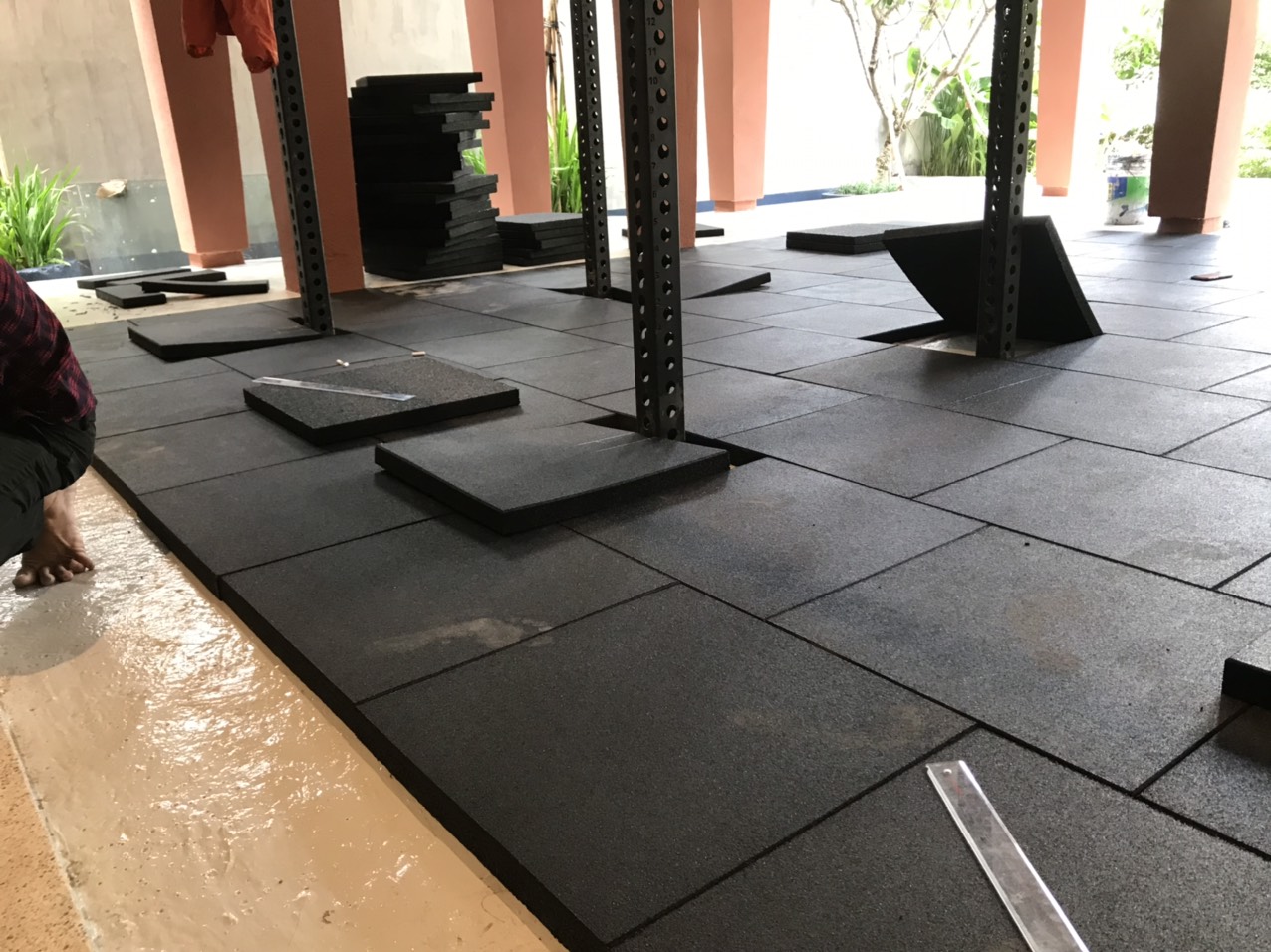 Gạch cao su 500x500x40mm, màu đen dùng cho phòng Gym Nguyễn Văn Hưởng Quận 2