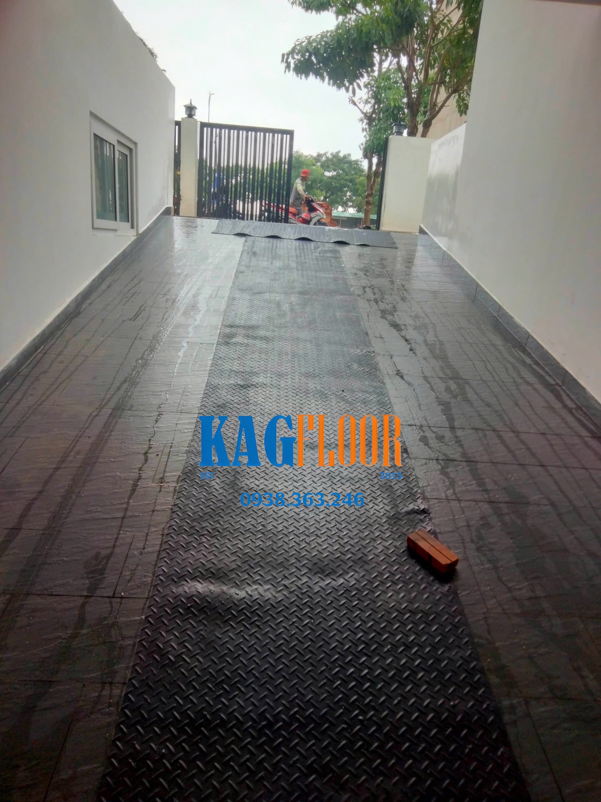 Thảm cao su chống trượt xe máy ở hầm chung cư